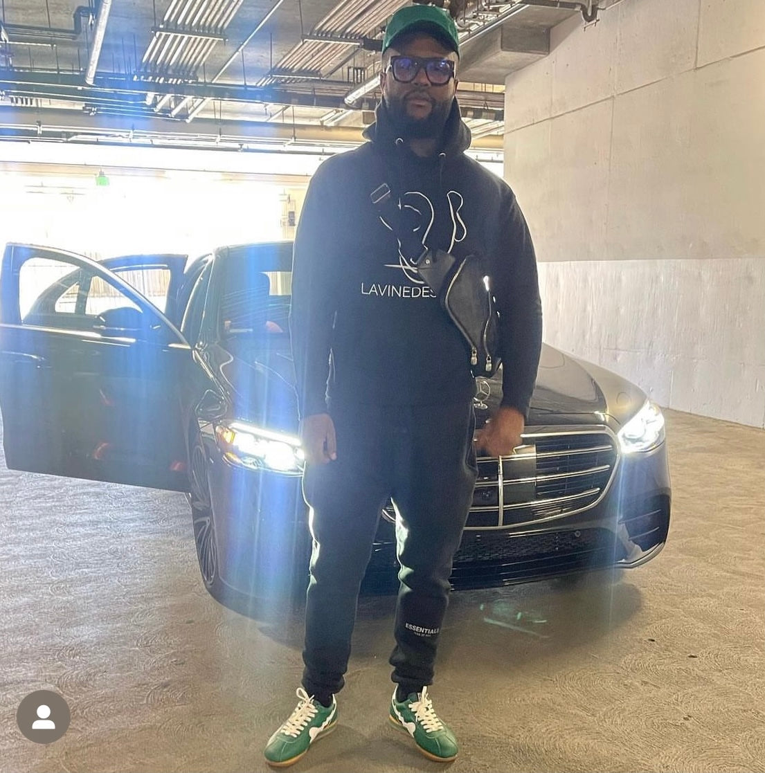 Signature signed color black in the hoodie